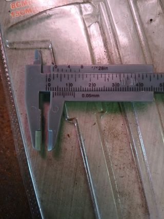 Banco trabajo metálico tiene cortes pasa cables