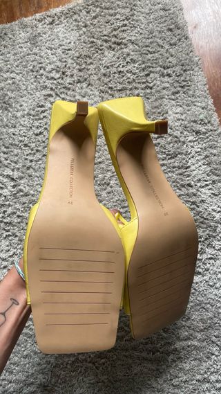 Sandalias amarillas Pull&Bear