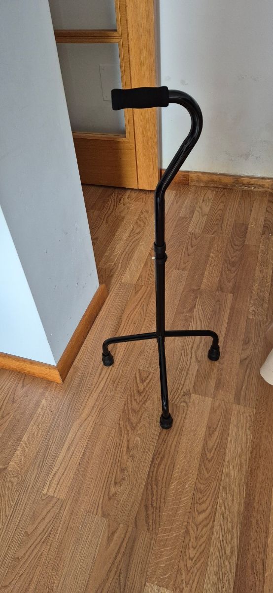 Bastón trípode nuevo