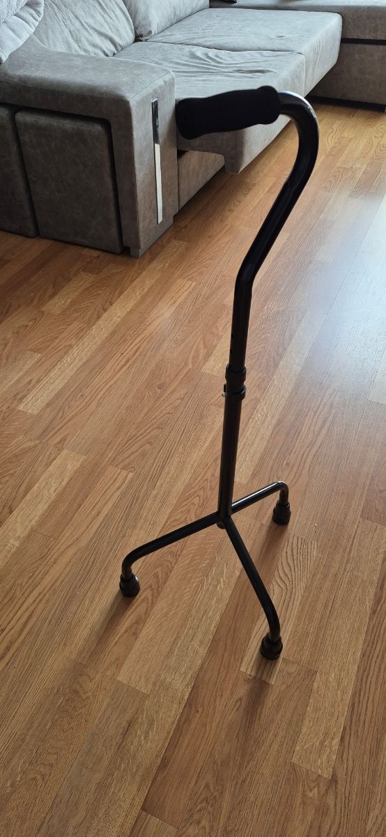 Bastón trípode nuevo