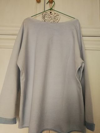 Sweater azul claro con estrella y manga larga