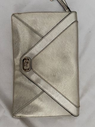 Bolso sobre Guess dorado