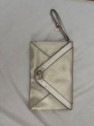 Bolso sobre Guess dorado