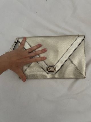 Bolso sobre Guess dorado