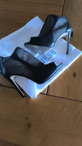 Zapatos Guess negros | Tacones peep-toe