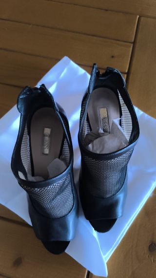 Zapatos Guess negros | Tacones peep-toe