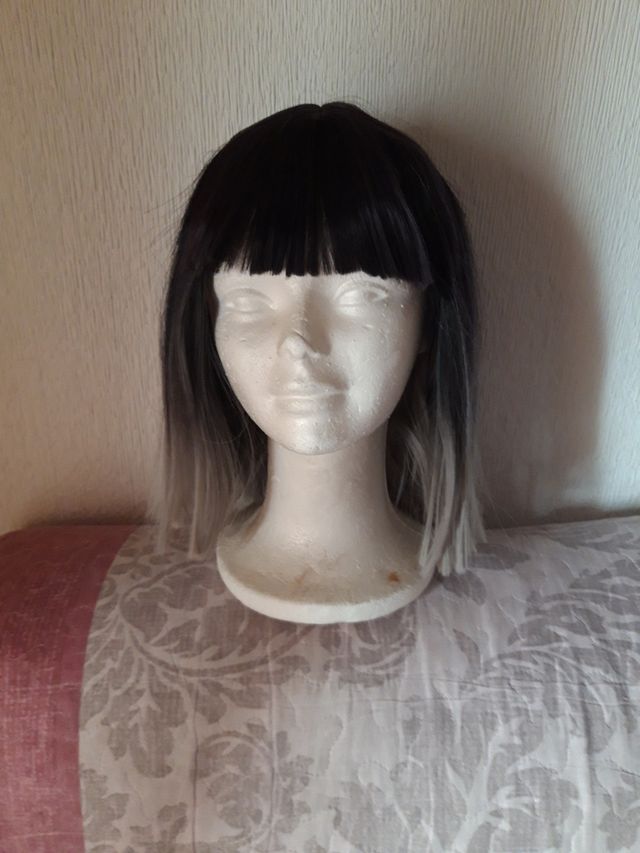 Peluca negra con degradado gris