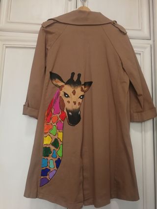 Gabardina marrón con jirafa parte trasera