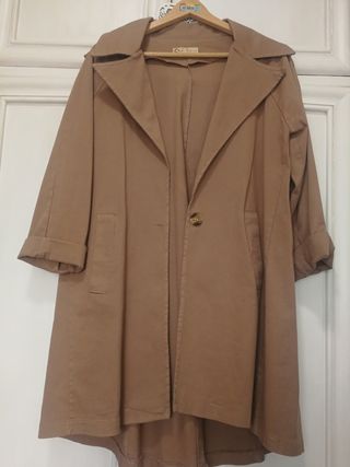 Gabardina marrón con jirafa parte trasera