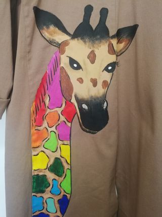 Gabardina marrón con jirafa parte trasera