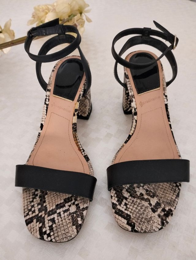 Sandalias Stradivarius serpiente