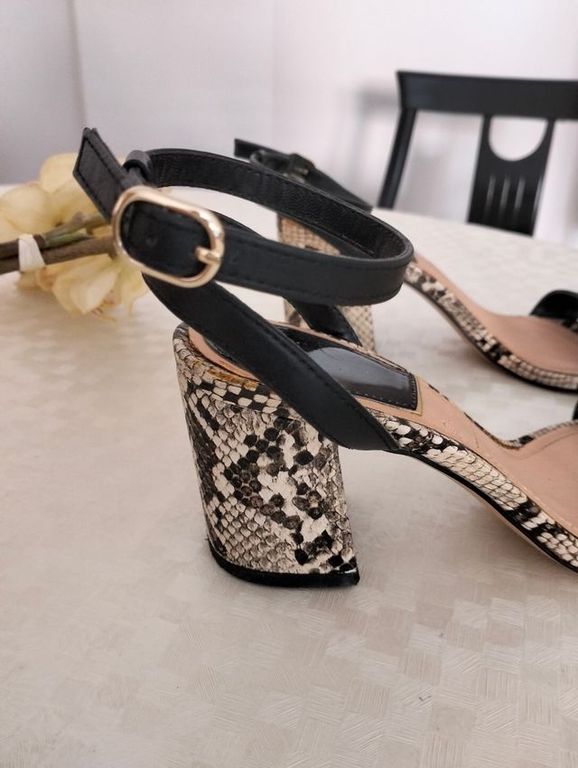 Sandalias Stradivarius serpiente