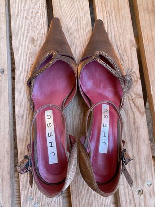 Zapatos tacón JHESU dorados.Nuevos