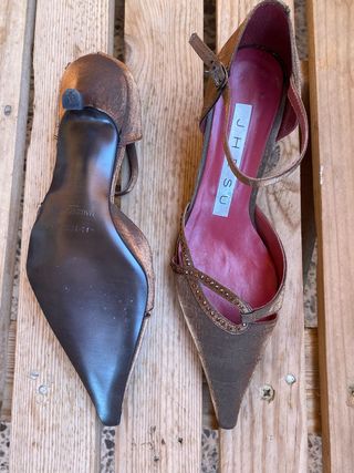 Zapatos tacón JHESU dorados.Nuevos