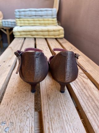 Zapatos tacón JHESU dorados.Nuevos