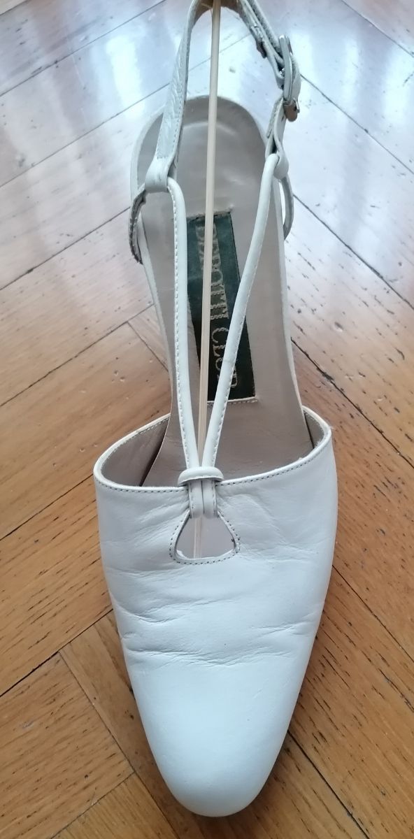 Zapato piel beige claro tacón 7cm.