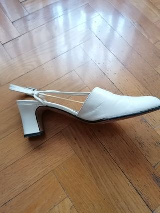 Zapato piel beige claro tacón 7cm.