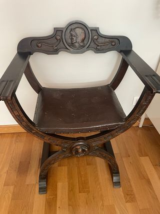 Silla antigua de madera y cuero