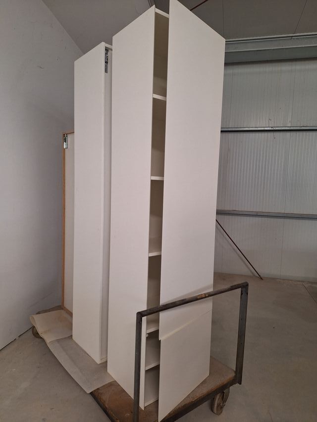 2 Armários de casa de banho brancos