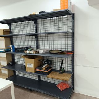 ESTANTERIA METALICA GRIS CON MALLA TIPO GONDOLA