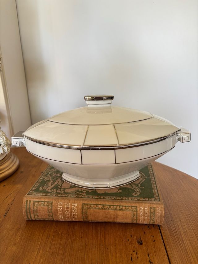 Sopera Art Decó porcelana blanca plata