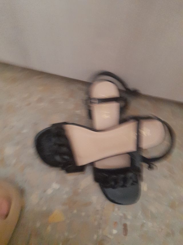 Sandalias negras tacón bajo