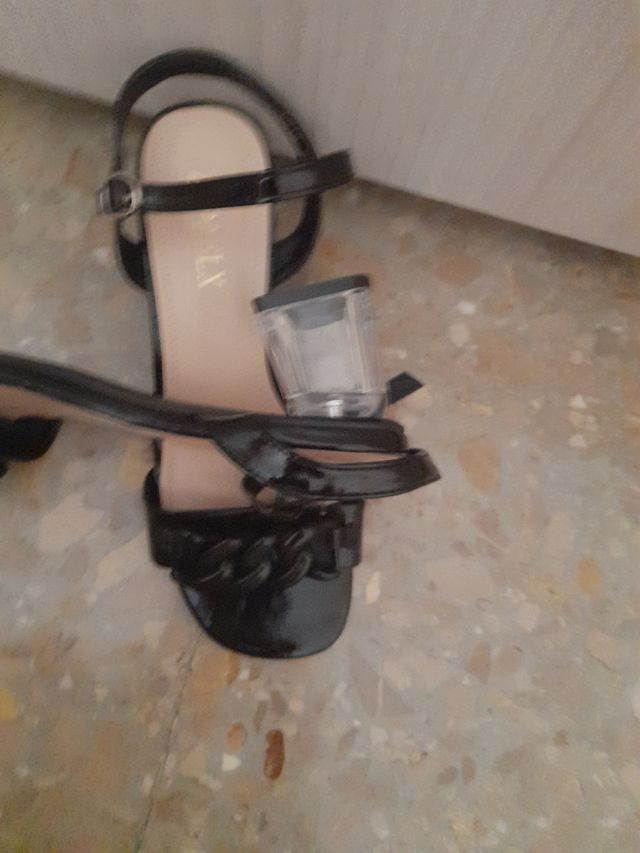 Sandalias negras tacón bajo