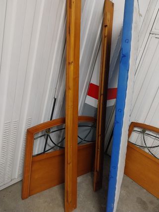 Cama de madera en buen estado de una plaza en buen