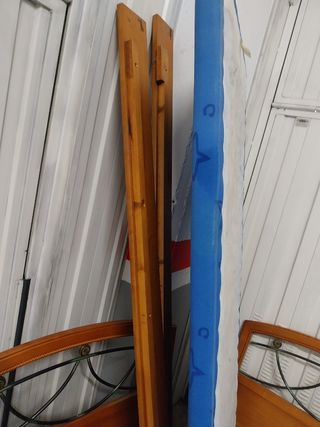 Cama de madera en buen estado de una plaza en buen