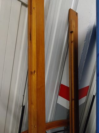 Cama de madera en buen estado de una plaza en buen