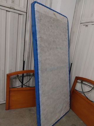 Cama de madera en buen estado de una plaza en buen