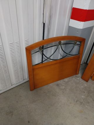 Cama de madera en buen estado de una plaza en buen