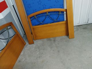 Cama de madera en buen estado de una plaza en buen