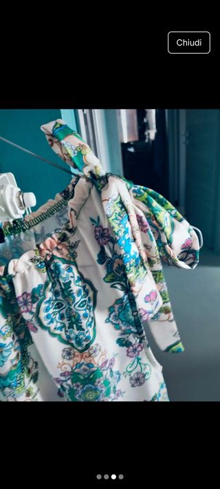 Canotta estiva multicolor con fiocco sulla spalla