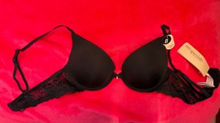 Sujetador negro push-up con etiquetas