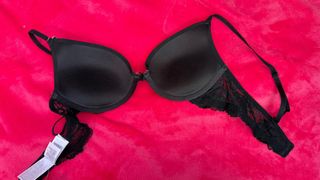 Sujetador negro push-up con etiquetas