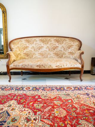 Sofá de Madera Maciza – Estilo Clásico y Elegante