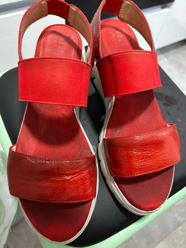 Sandalias rojas piel