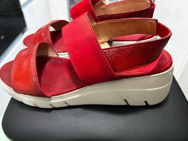 Sandalias rojas piel
