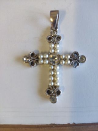 Cruz plateada con perlas y brillantes 