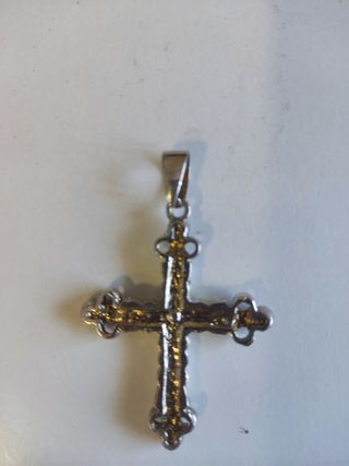 Cruz plateada con perlas y brillantes 