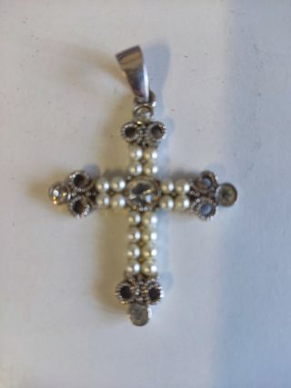 Cruz plateada con perlas y brillantes 