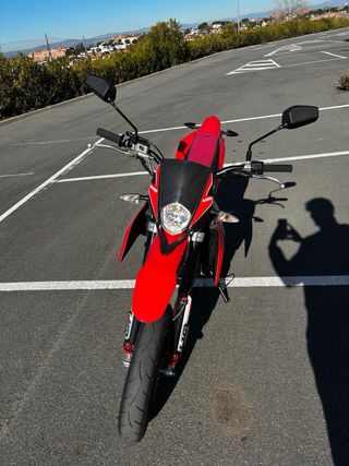 Moto Um DSR 125cc roja