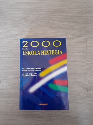 Eskola Hiztegia 2000 (Hiztegiak) (Basque Edition)