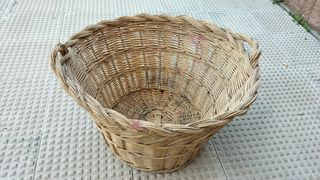Cesto o canasto de mimbre antiguo