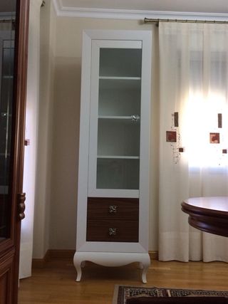 Muebles de salon. Conjunto: aparador + 2 vitrinas