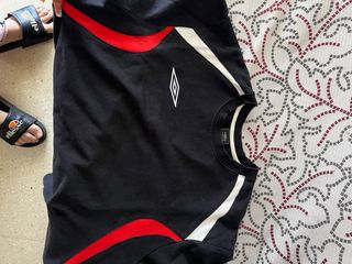Sudadera Umbro negra y roja vintage