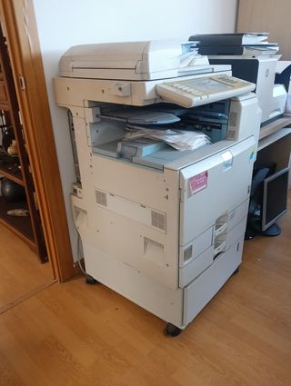 Ricoh MP C2050: Impresora Multifunción