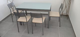 Mesa y 4 sillas cristal-metal