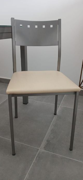 Mesa y 4 sillas cristal-metal